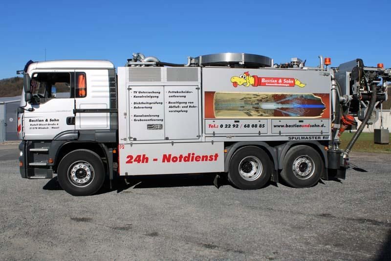 Ein weißer LKW mit 24h Notdienst auf der Seite geschrieben