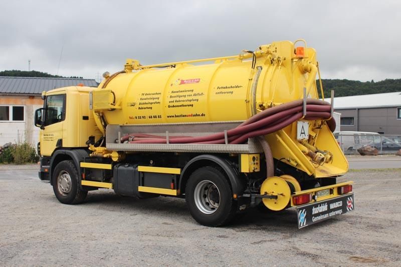 Ein gelber Saugwagen mit der Nummer 19 auf der Rückseite