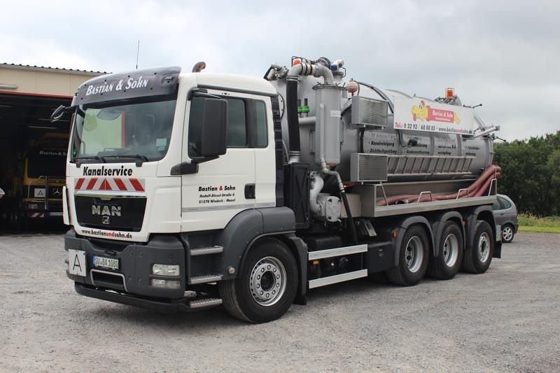 Ein Mann-LKW steht auf einem Schotterplatz