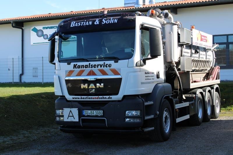 Ein Mann-LKW steht vor einem Gebäude