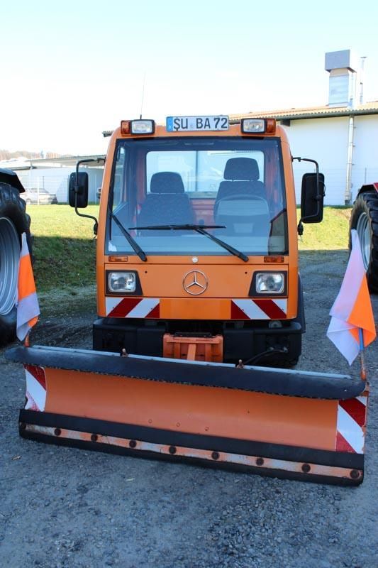 Ein orangefarbener LKW mit einem Nummernschild mit der Aufschrift sj 84 72