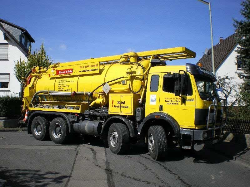 Ein gelber LKW mit dem Wort ICM auf der Seite