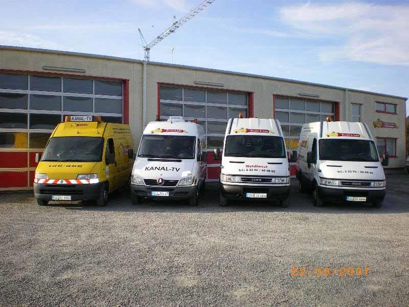 Eine Reihe von Lieferwagen parkt vor einem Gebäude