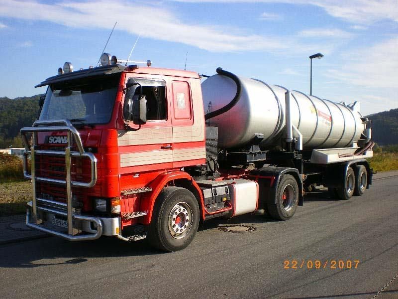 Ein Scania-LKW steht am Straßenrand