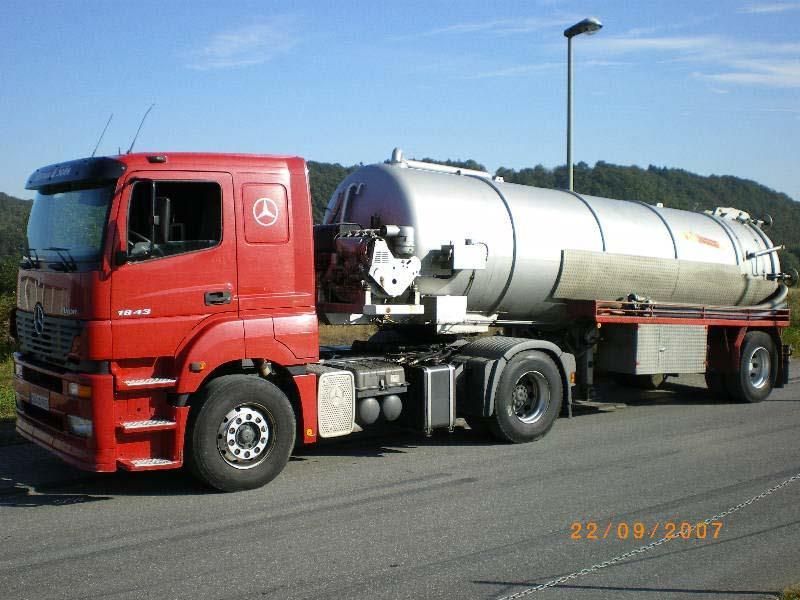 Ein roter Mercedes Truck steht am Straßenrand