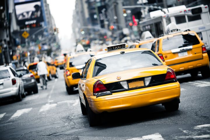 Rainer Schmidt Taxiunternehmen – Frau steigt aus einem Taxi