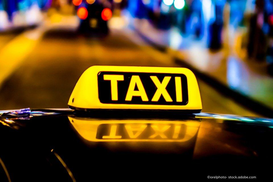 Rainer Schmidt Taxiunternehmen – Taxischild leuchtet