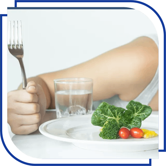 Person vor einem Teller Salat