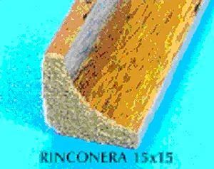 Un primer plano de un trozo de madera sobre una superficie azul.