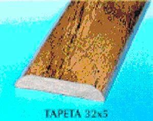 Un trozo de madera reposa sobre una superficie azul.