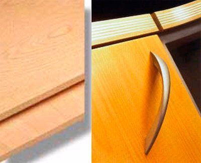 Un primer plano de un trozo de madera junto a un primer plano de un tirador de armario.