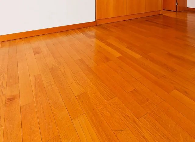 Un primer plano de un piso de madera en una habitación.