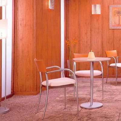 Una mesa y sillas en una habitación con paneles de madera.