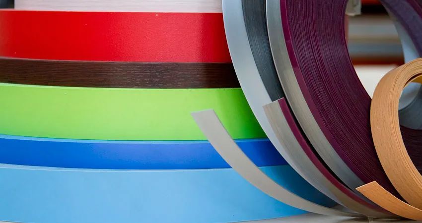 Un montón de cintas de diferentes colores están apiladas una encima de otra sobre una mesa.
