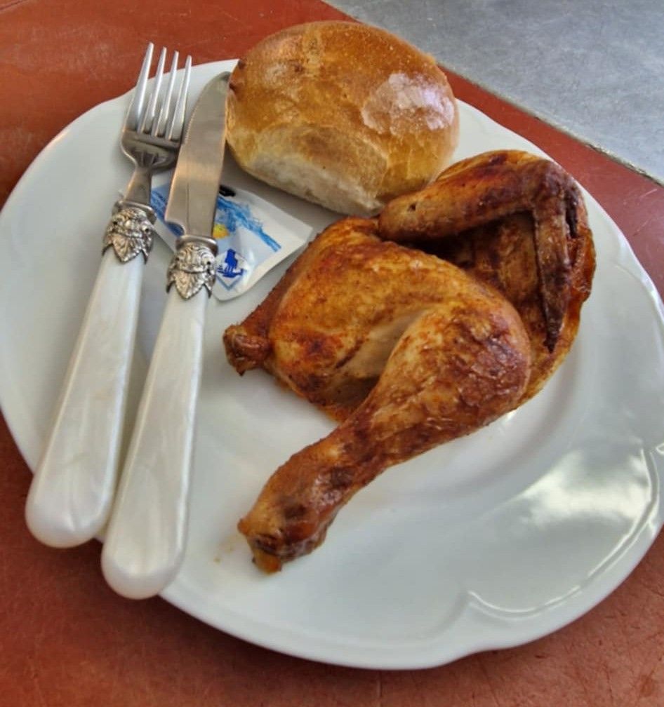 Bratwürstchen liegen auf einem Holzbrett