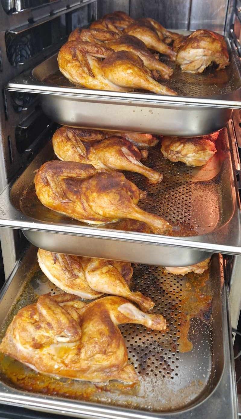 Hähnchen drehen sich im Bräter