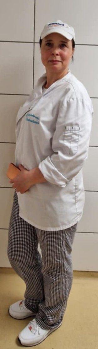 Hähnchen drehen sich im Bräter