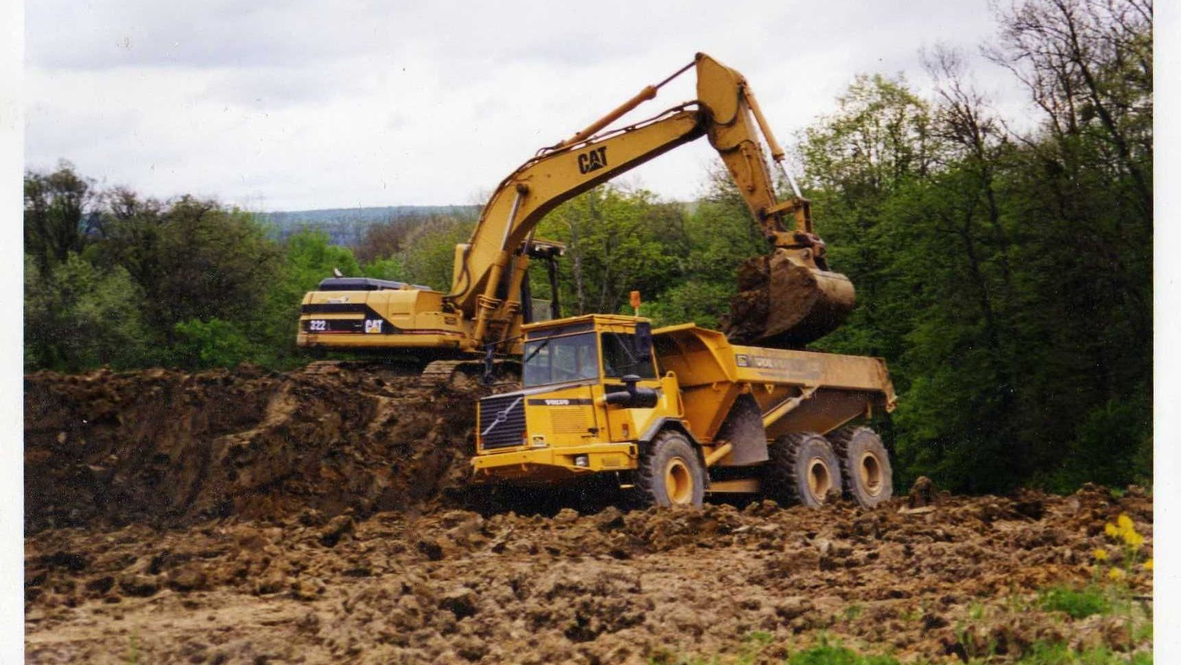 Niveleuse et camion en chantier