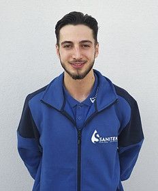 Ein Mann mit Bart trägt eine blaue Jacke und ein blaues Poloshirt. Sanitek GmbH