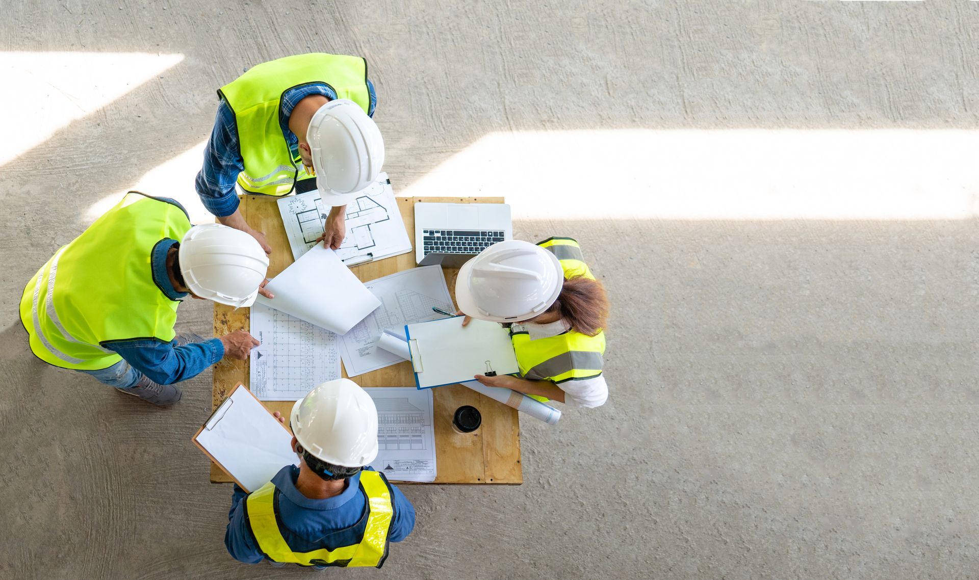 Image d'une équipe d'ingénieurs sur un chantier