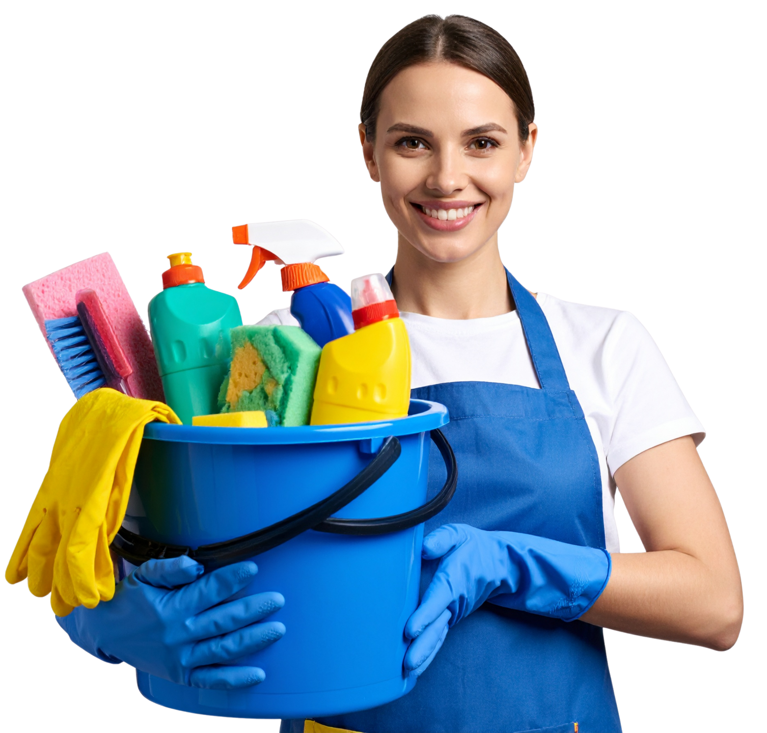 Femme de ménage souriante tenant un seau bleu rempli de produits de nettoyage colorés et de gants.