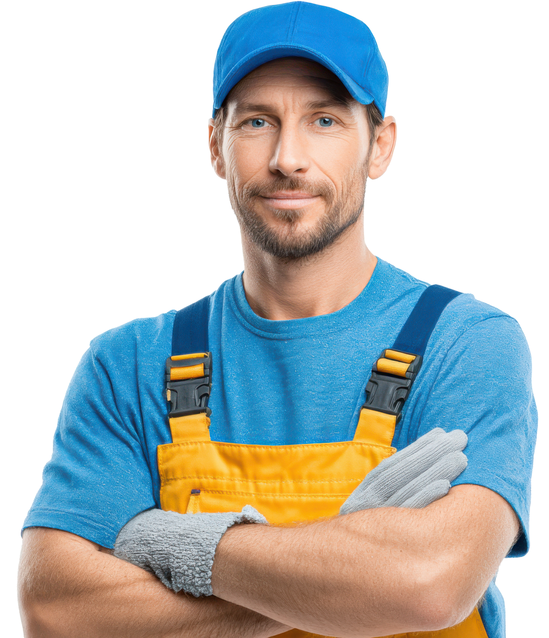 Un homme, coiffé d'une casquette bleue, vêtu d'une chemise et d'une salopette jaune, les bras croisés, sourit à l'objectif.