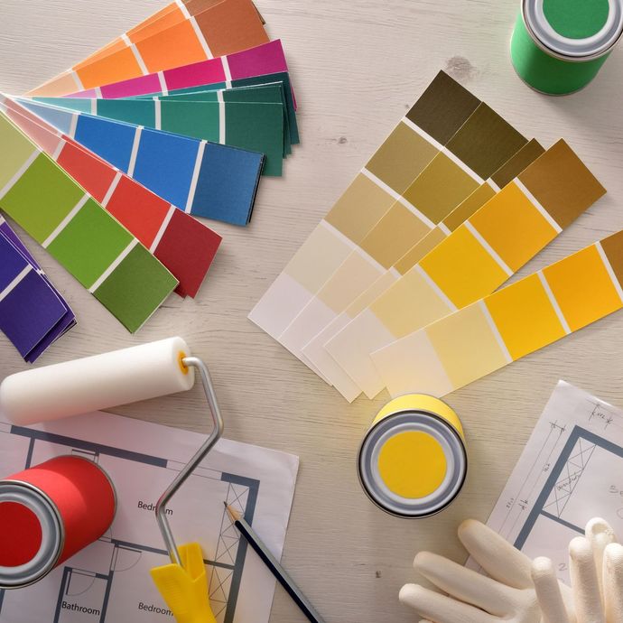 Pots de peinture, nuanciers de couleurs, rouleau et gants