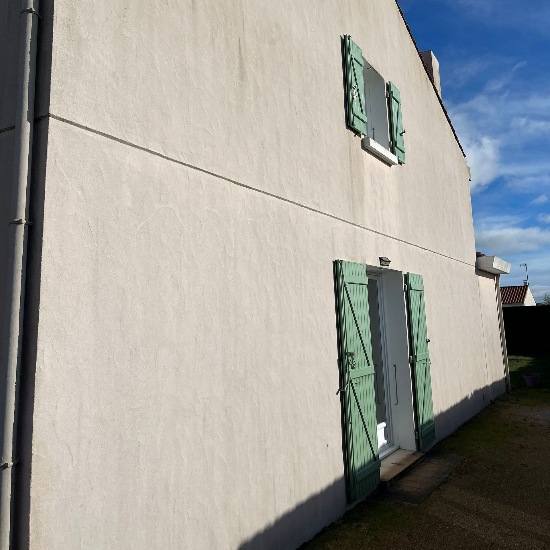 Façade rénovée avec volets verts