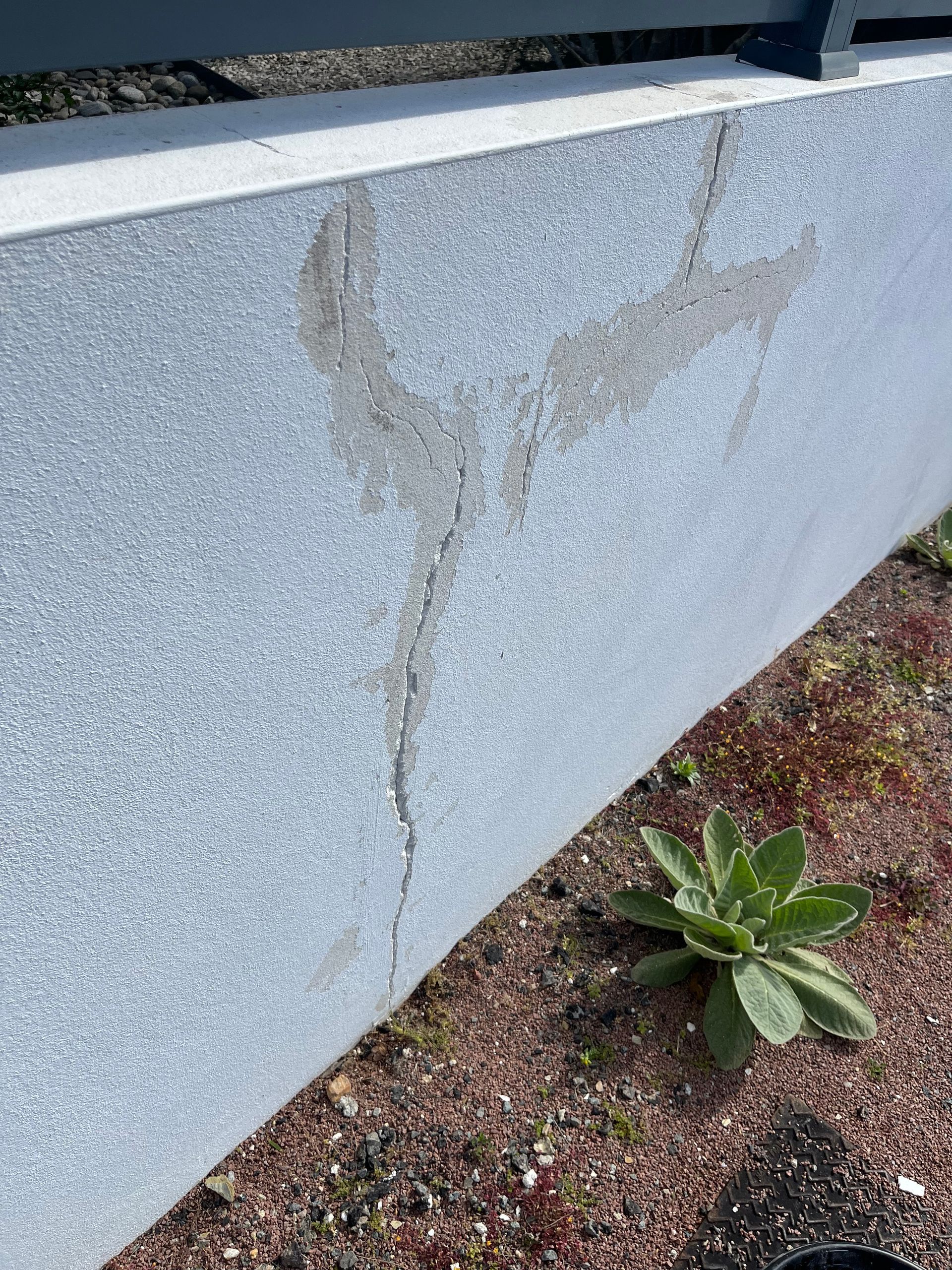 Mur extérieur fissuré