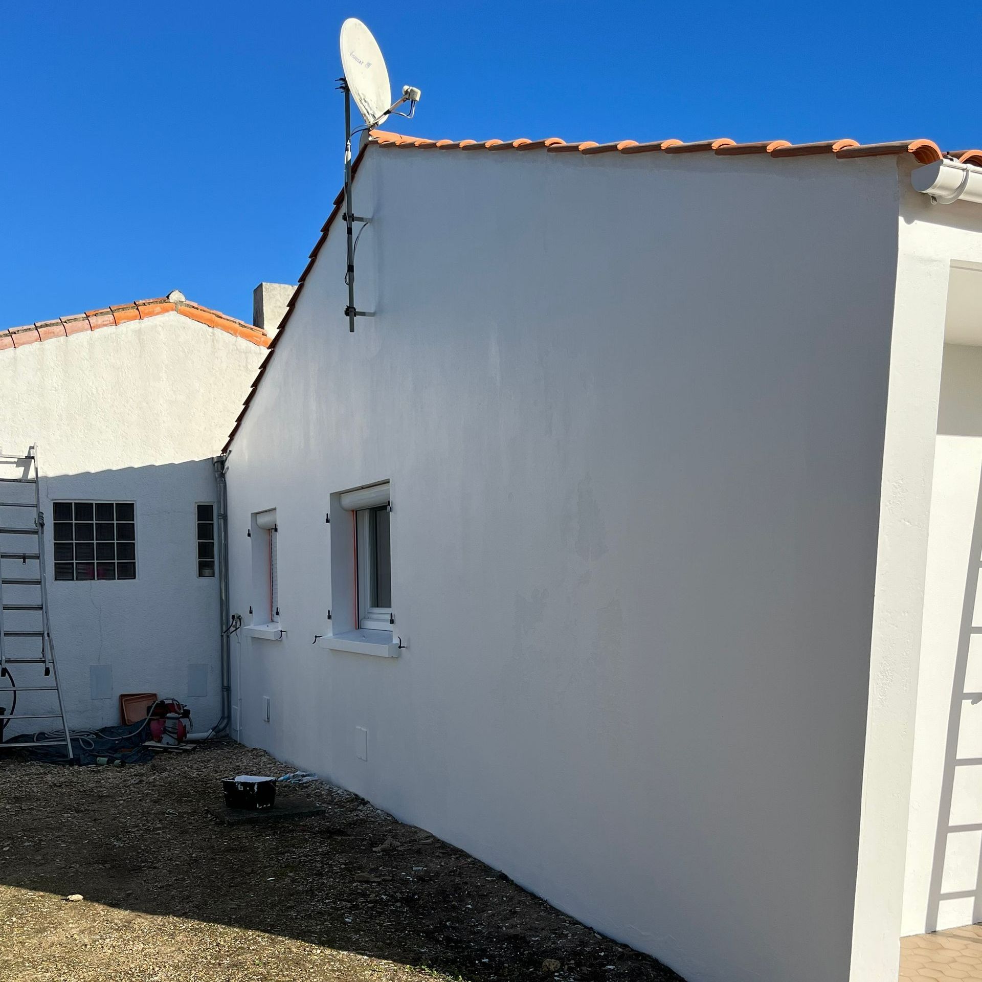 Façade repeinte avec pot de peinture