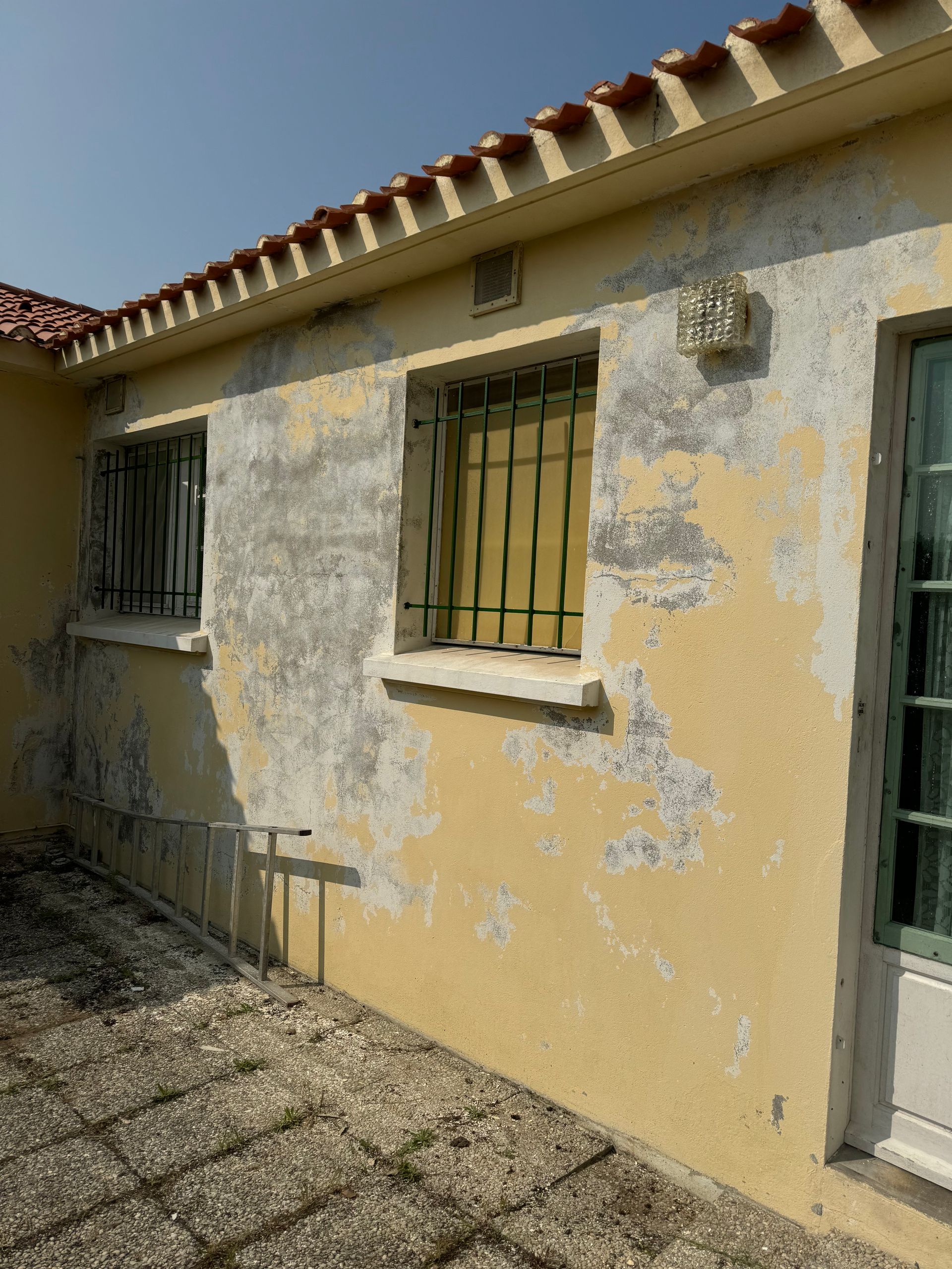 Façade jaune abîmée
