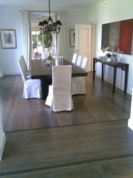 Esszimmer mit Parkett, das von der Heierli Parkettpflege GmbH gepflegt wird