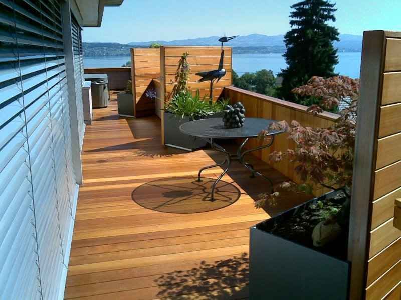 Holzterrasse, die von der Heierli Parkettpflege GmbH gepflegt wird