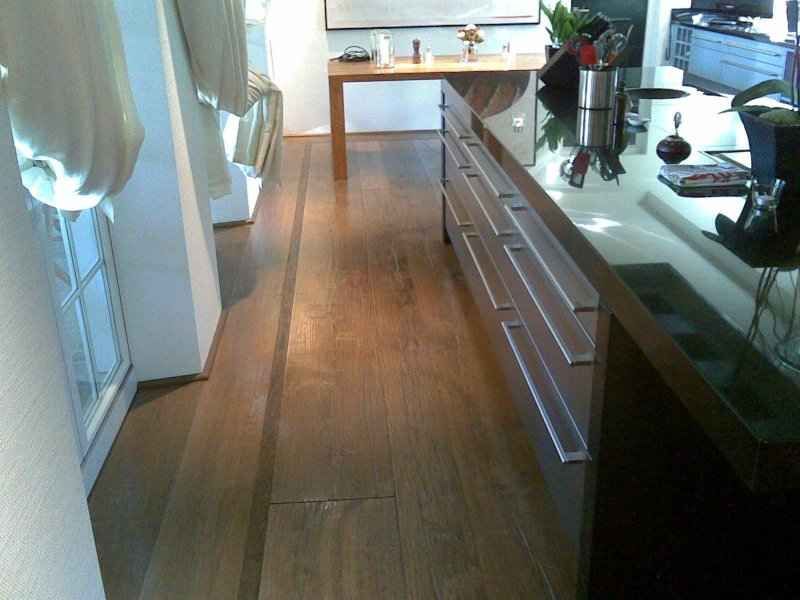 Küche mit Parkett, das von der Heierli Parkettpflege GmbH gepflegt wird