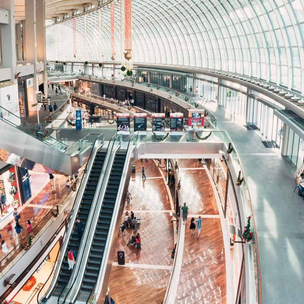 Una vista aérea de un centro comercial con escaleras mecánicas que suben y bajan.