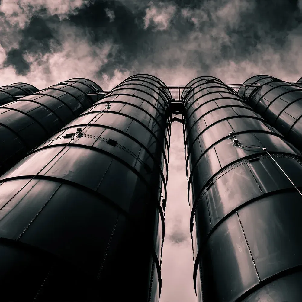 Mirando hacia arriba a una fila de silos contra un cielo nublado