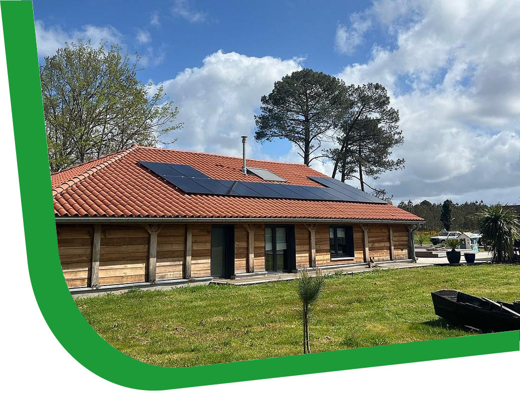 Maison avec des panneaux en bois en façade