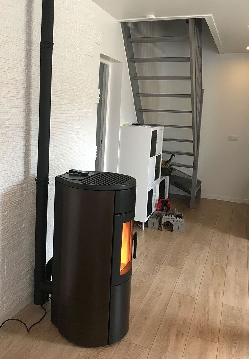 Chaudière à granulés avec le bac à granulés ouvert