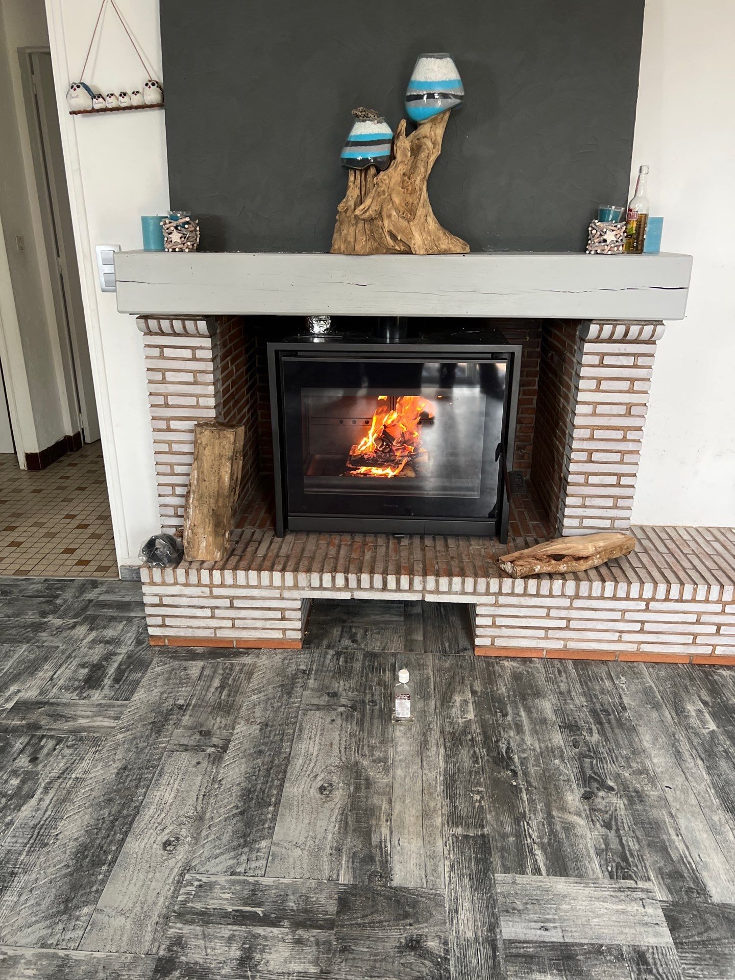 Foyer de cheminée avec un insert de grande dimension