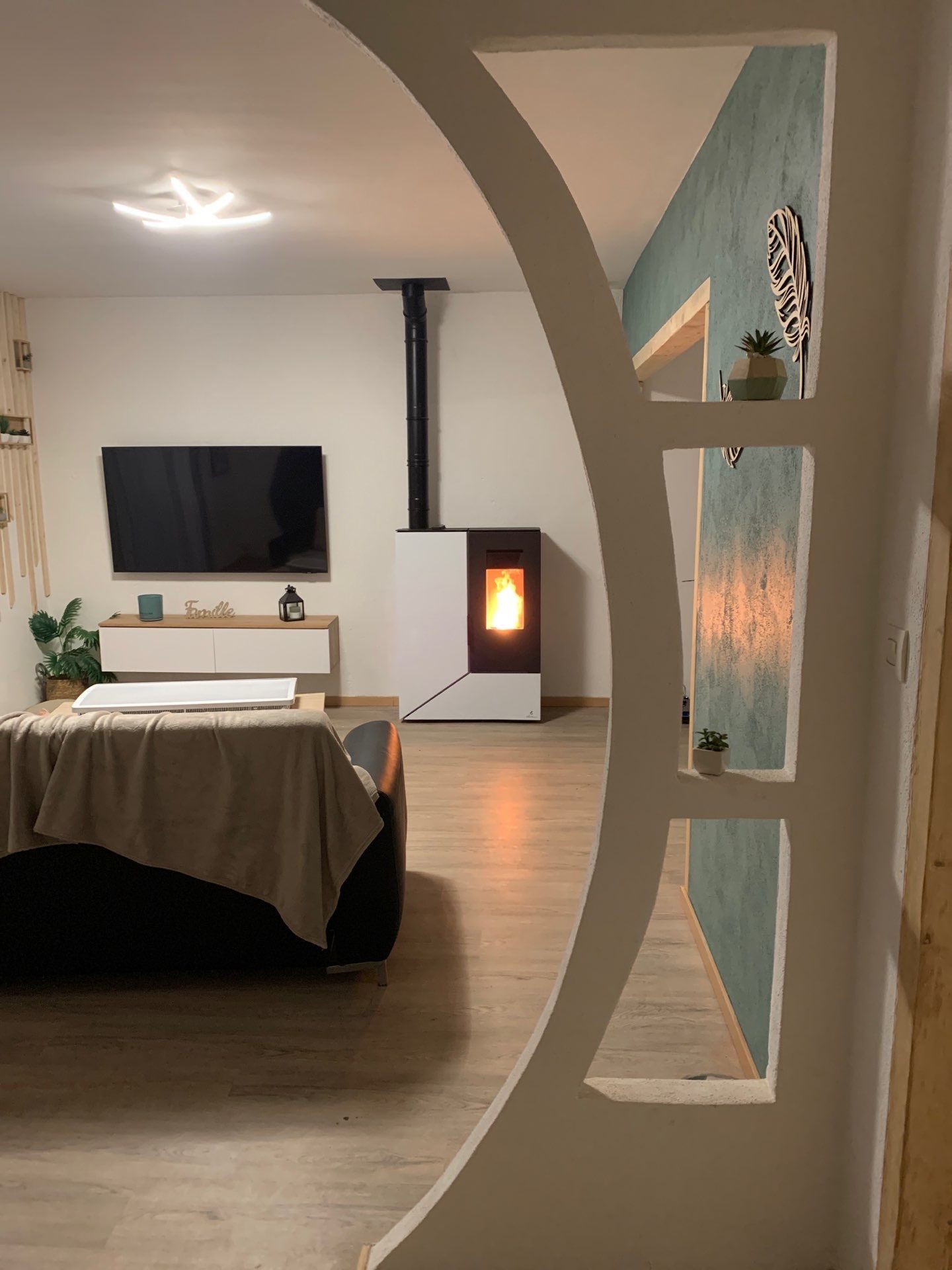 Poêle à granulés carré de couleur noire et blanc