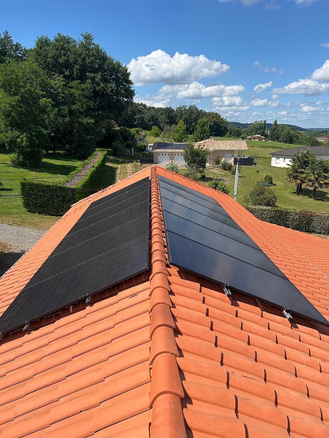 Panneaux photovoltaïques avec des gouttes d'eau dessus