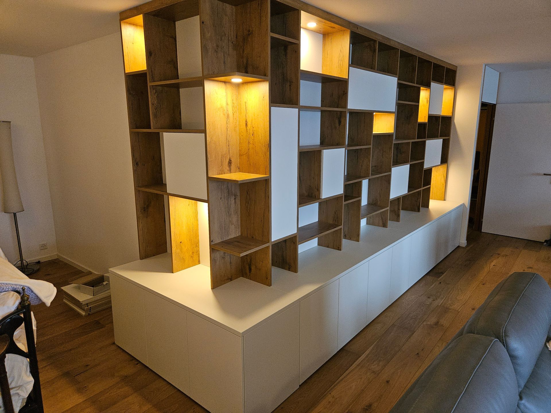 Machine argentée dans un décor de grenier, montée sur une surface métallique, poutres en bois au-dessus.