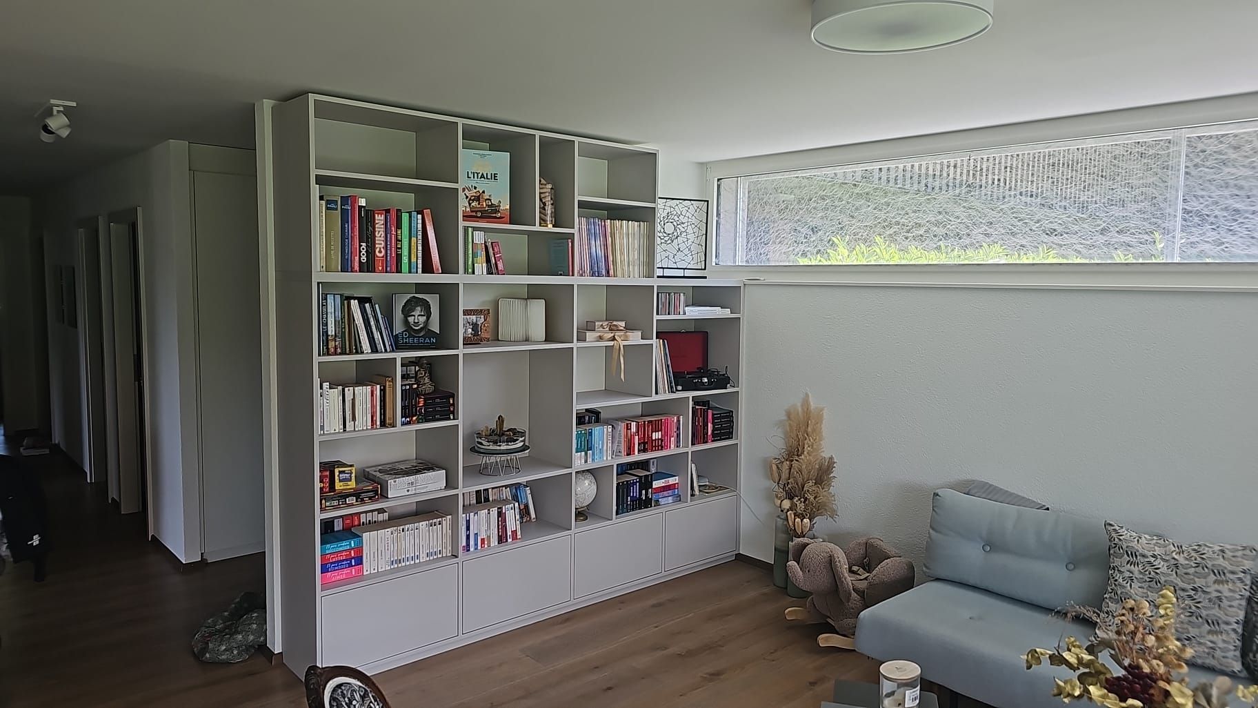 Balcon en bois avec balustrade décorative donnant sur l'herbe verte.