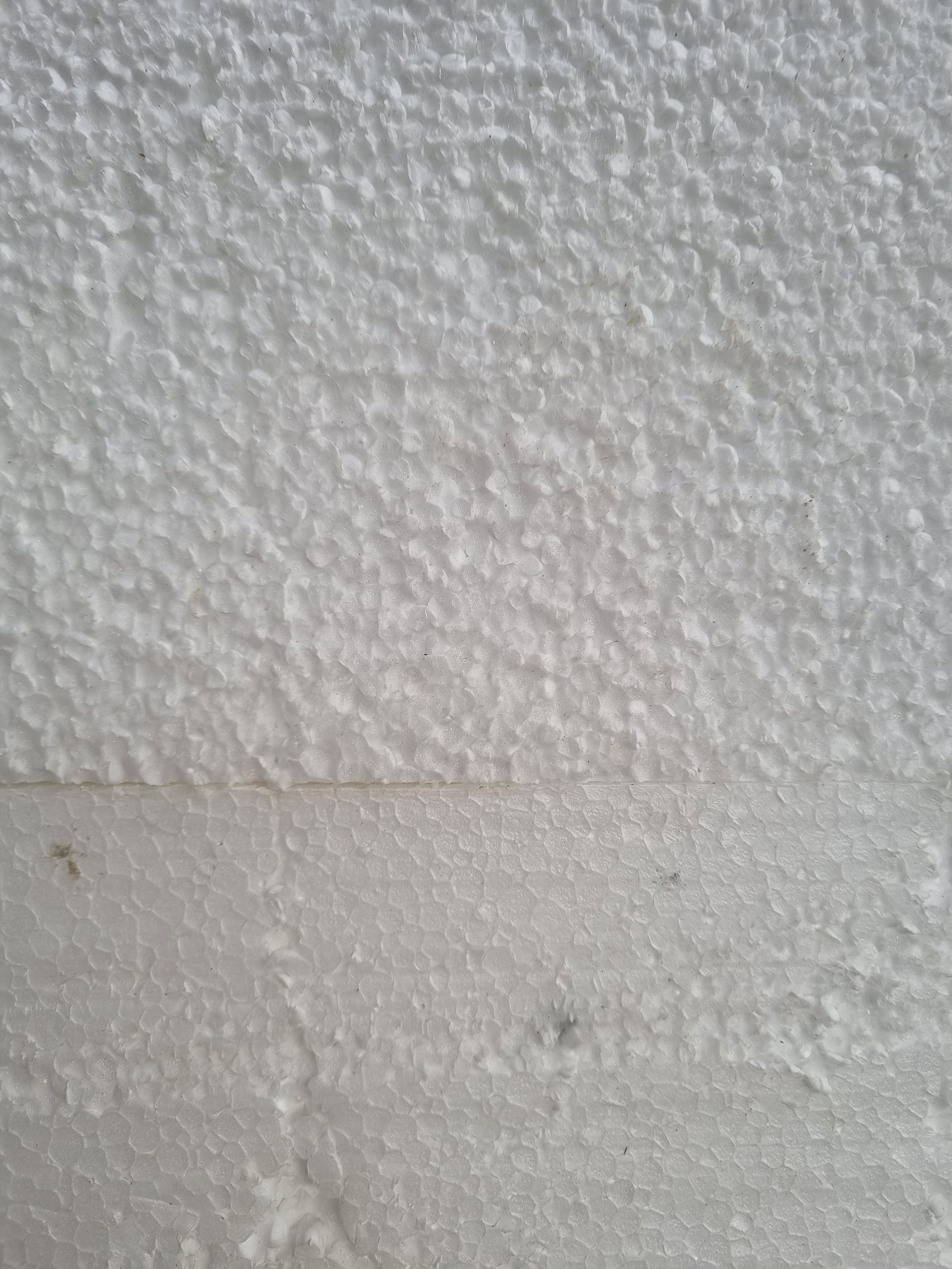 Gros plan sur l'isolant en polystyrène.