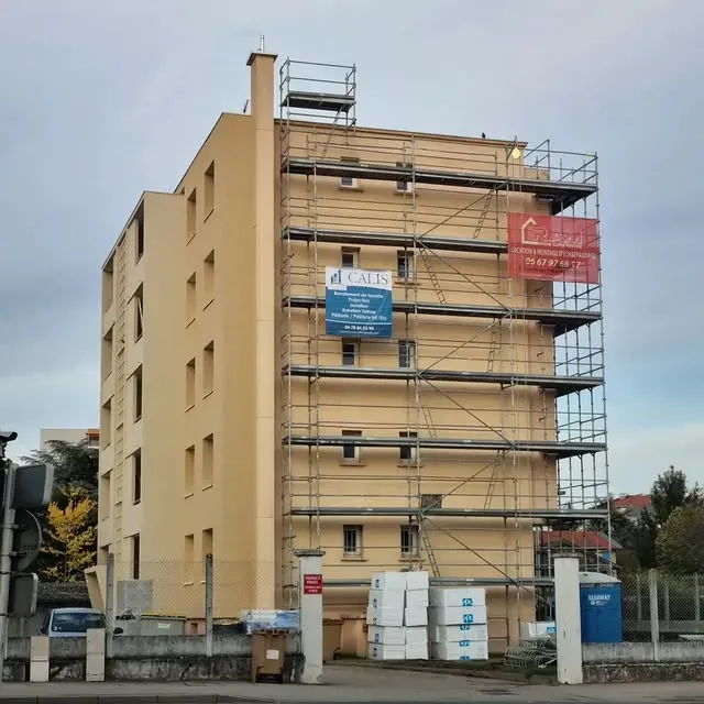 Échafaudage installé contre la façade d'un immeuble.