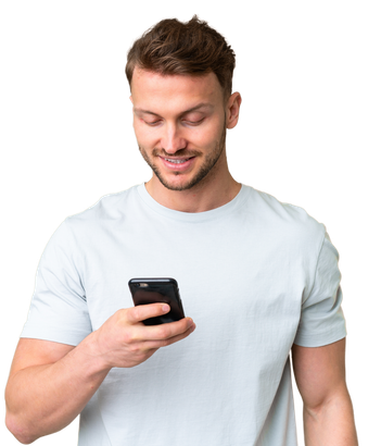 Un homme tenant un téléphone.