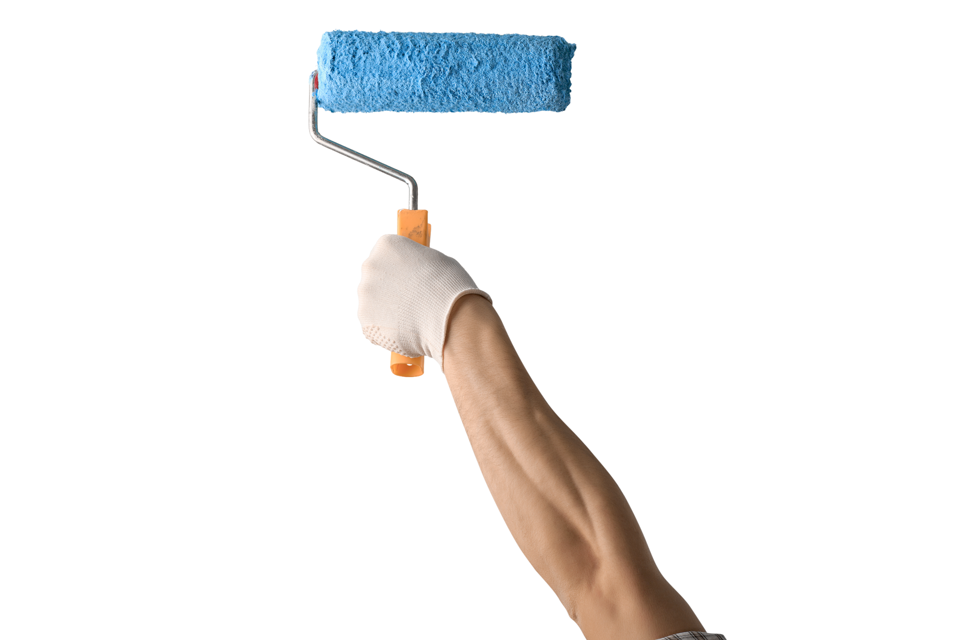 Main dans un gant tenant un rouleau de peinture bleu sur fond blanc.