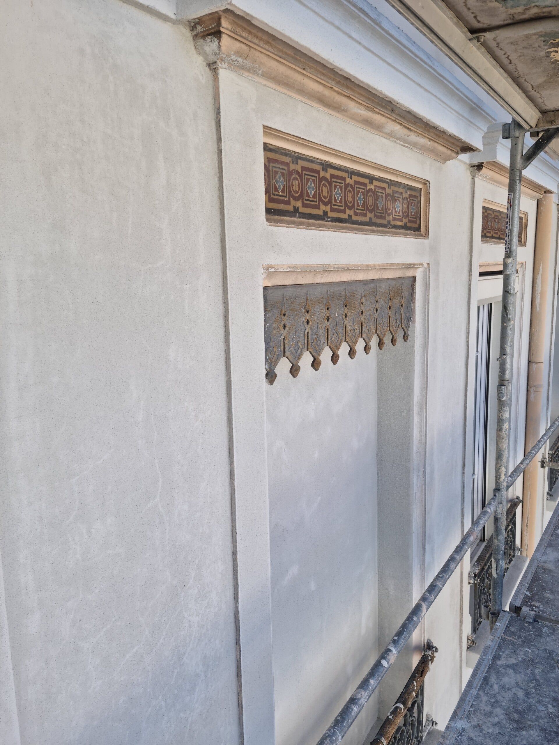 Ratissage de l'enduit à la chaux.