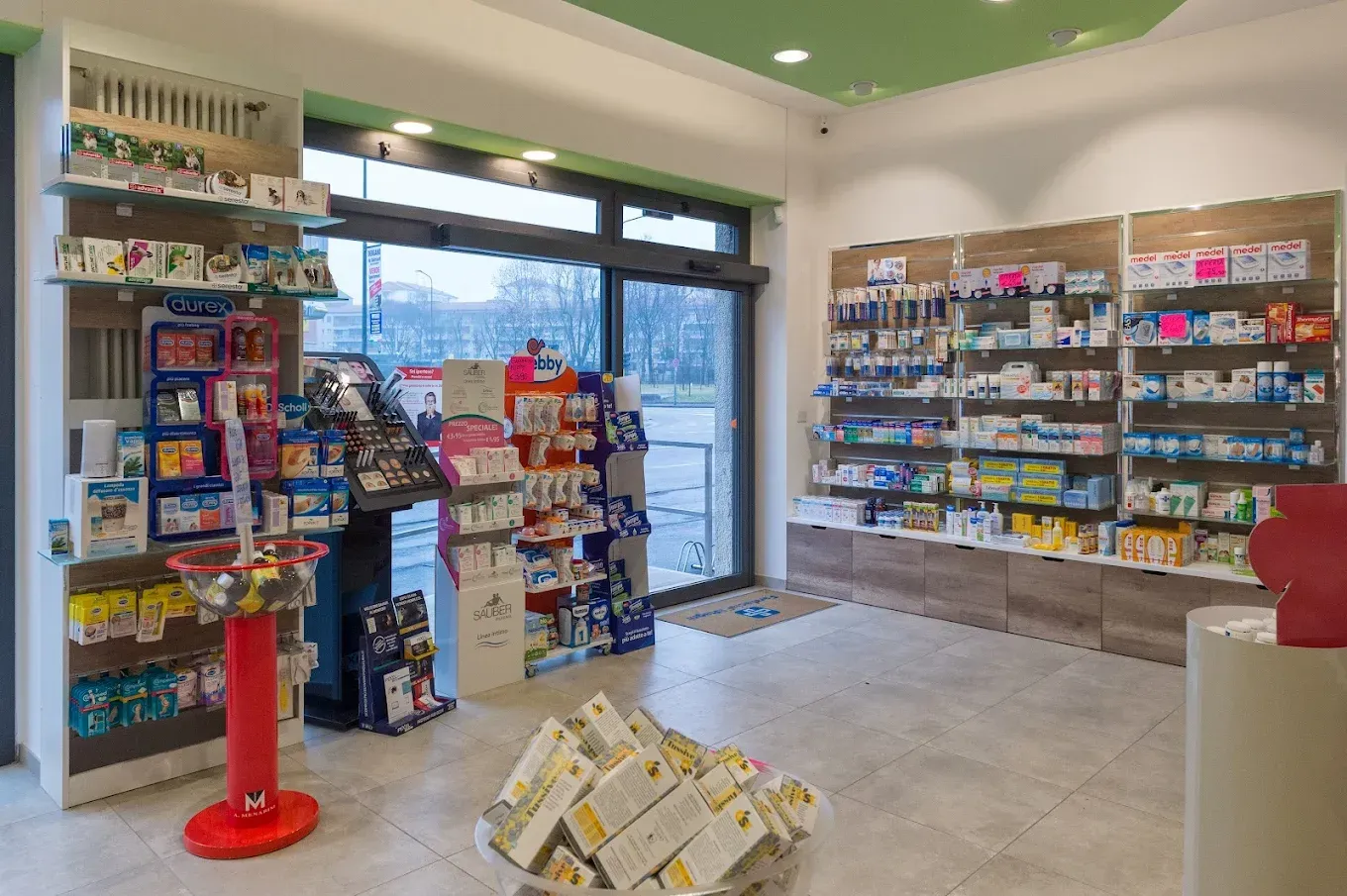 Interno farmacia Ragni con scaffali di prodotti