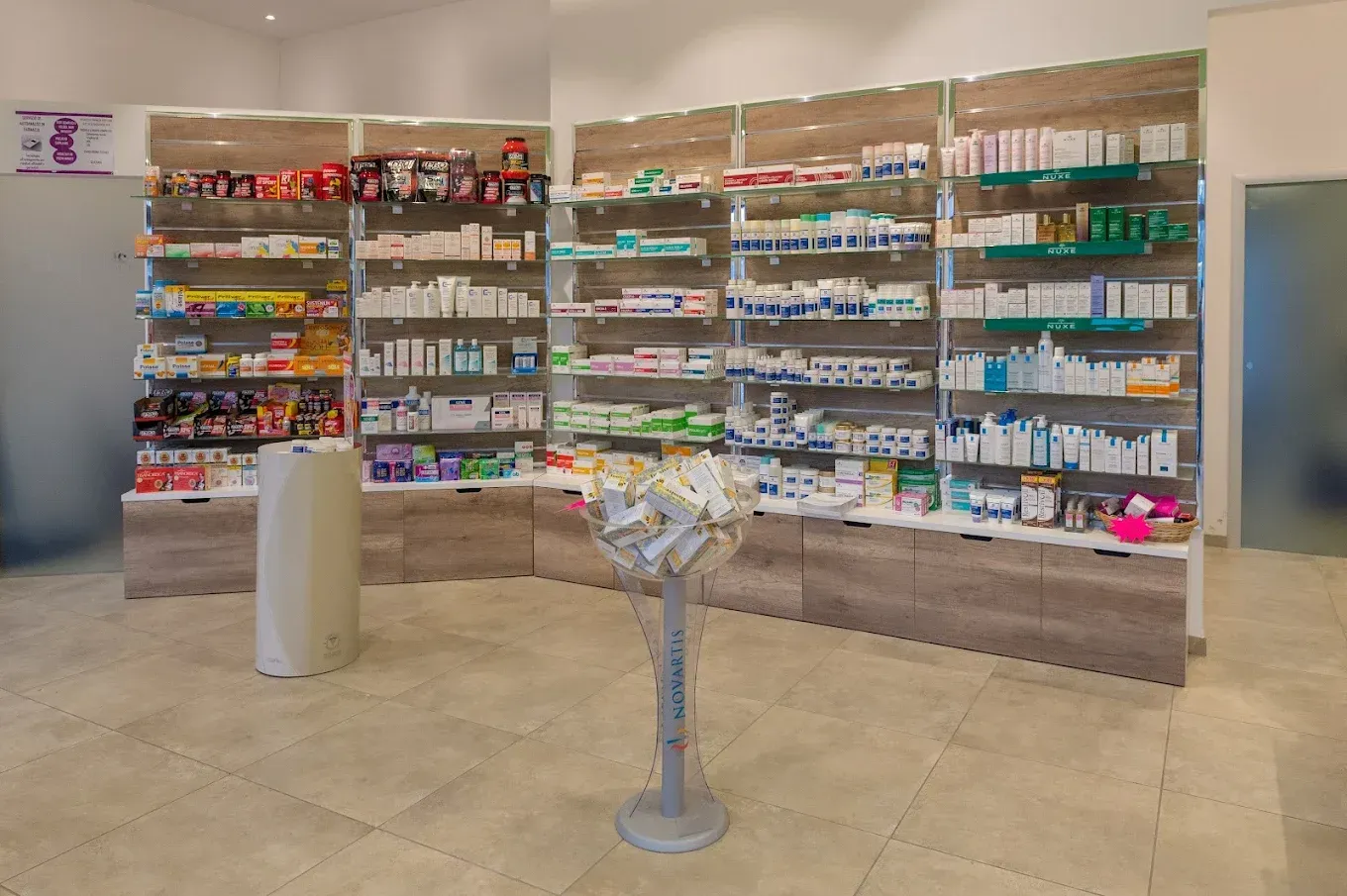 Interno farmacia Ragni con scaffali di prodotti